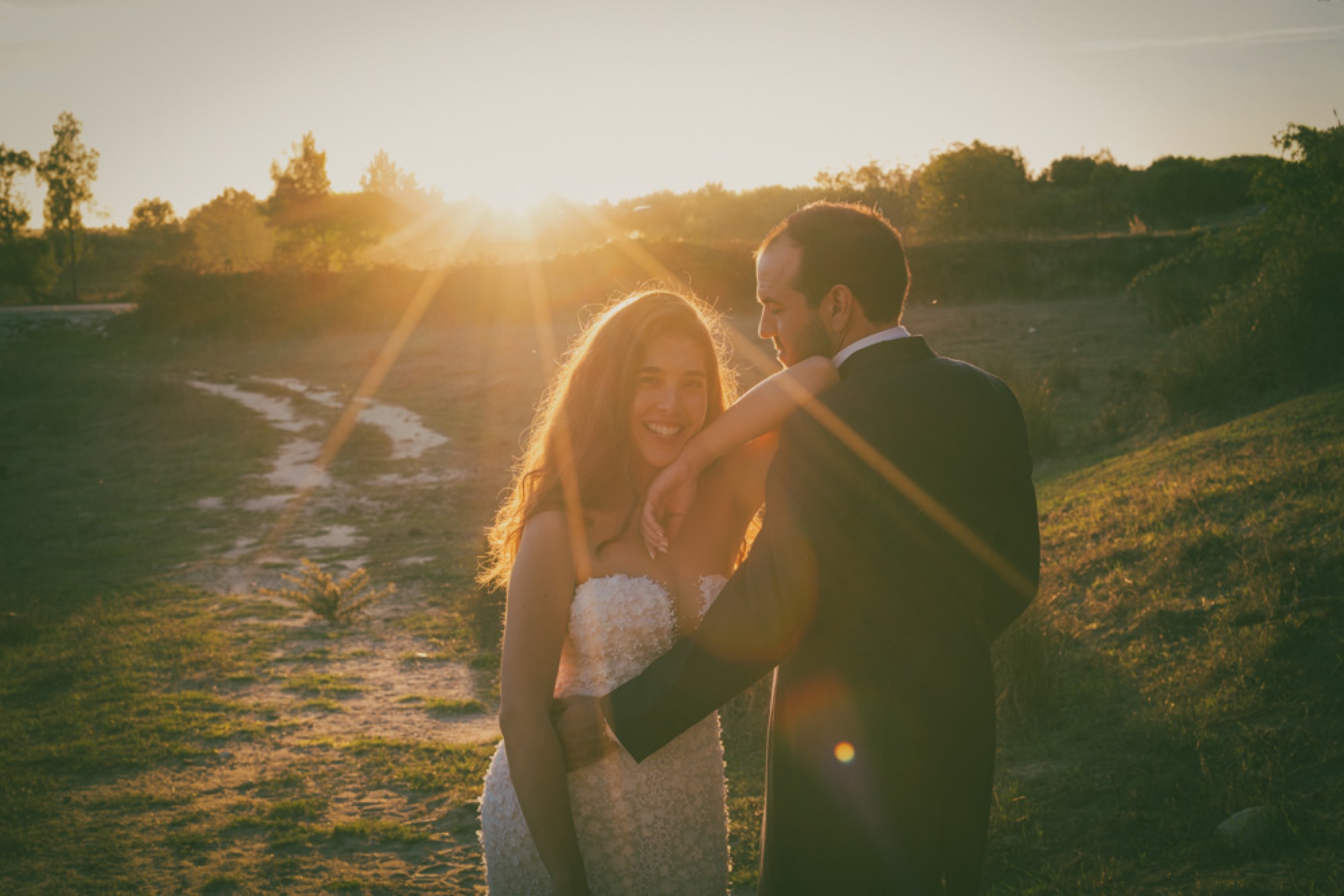 Joana e Rúben, no campo ao pôr do sol
